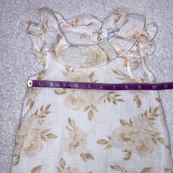 Emily & Oliver Muslin white with tan flowers ruffle cap sleeve sunsuit romper - Picture 3 of 7